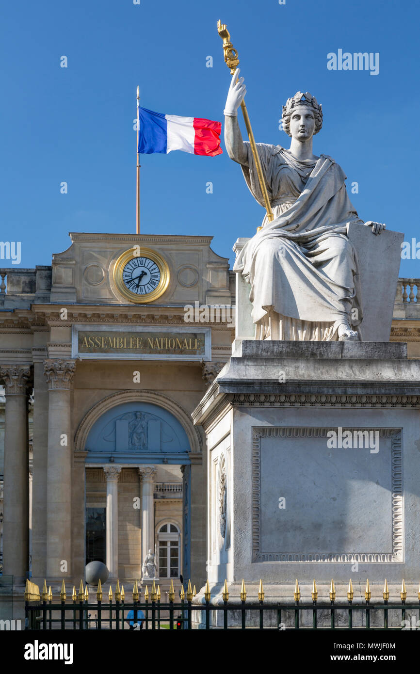La statue de la Loi en la entrada de Assemblee Nationalle - La Cámara Baja del Parlamento francés, París, Francia Foto de stock