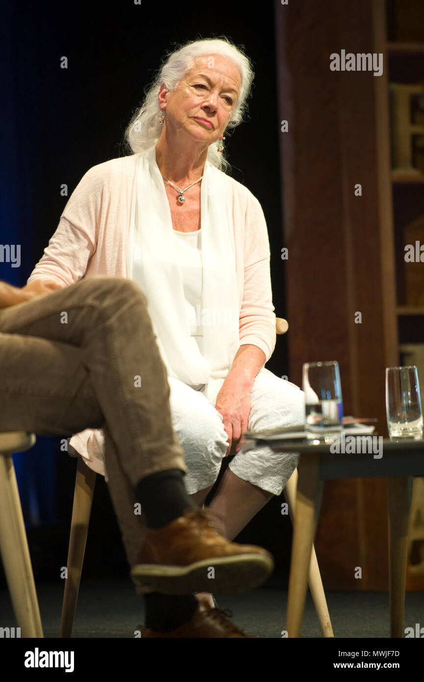 El activista de la paz, Priscilla Scilla Elworthy hablando sobre el escenario del Hay Festival 2018 heno-on-Wye Gales Powys UK Foto de stock