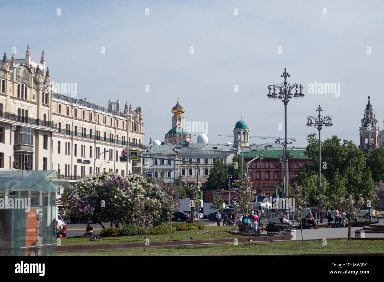 Moscú, Rusia, 08 de mayo de 2018, la plaza del teatro en el fondo del hotel 'Metropol' en el centro de Moscú. Foto de stock