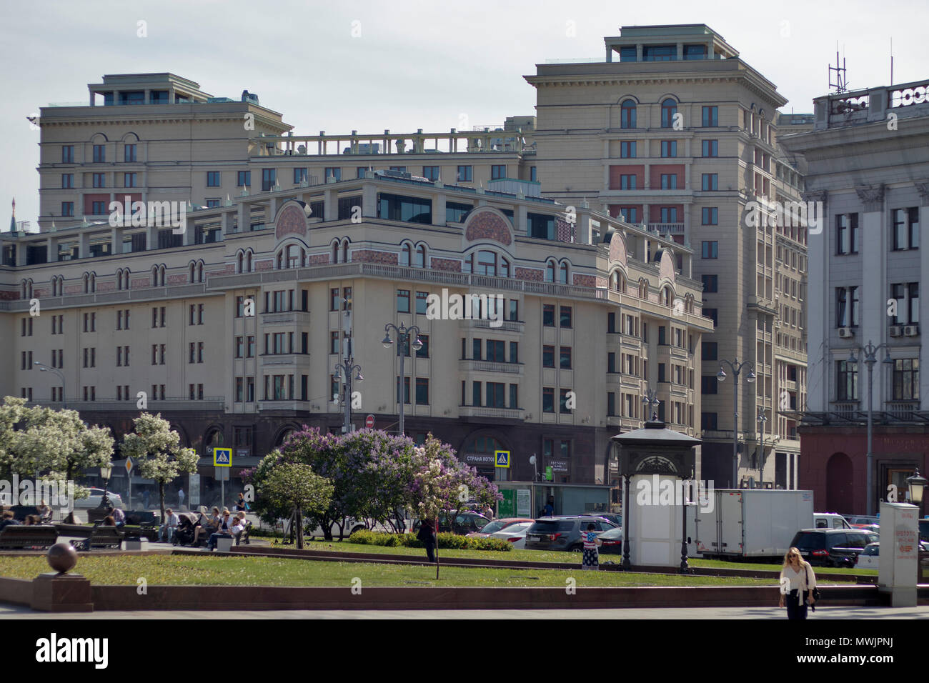 Moscú, Rusia, 08 de mayo de 2018, la plaza del teatro en el fondo del hotel 'Four Seasons' en el centro de Moscú. Foto de stock