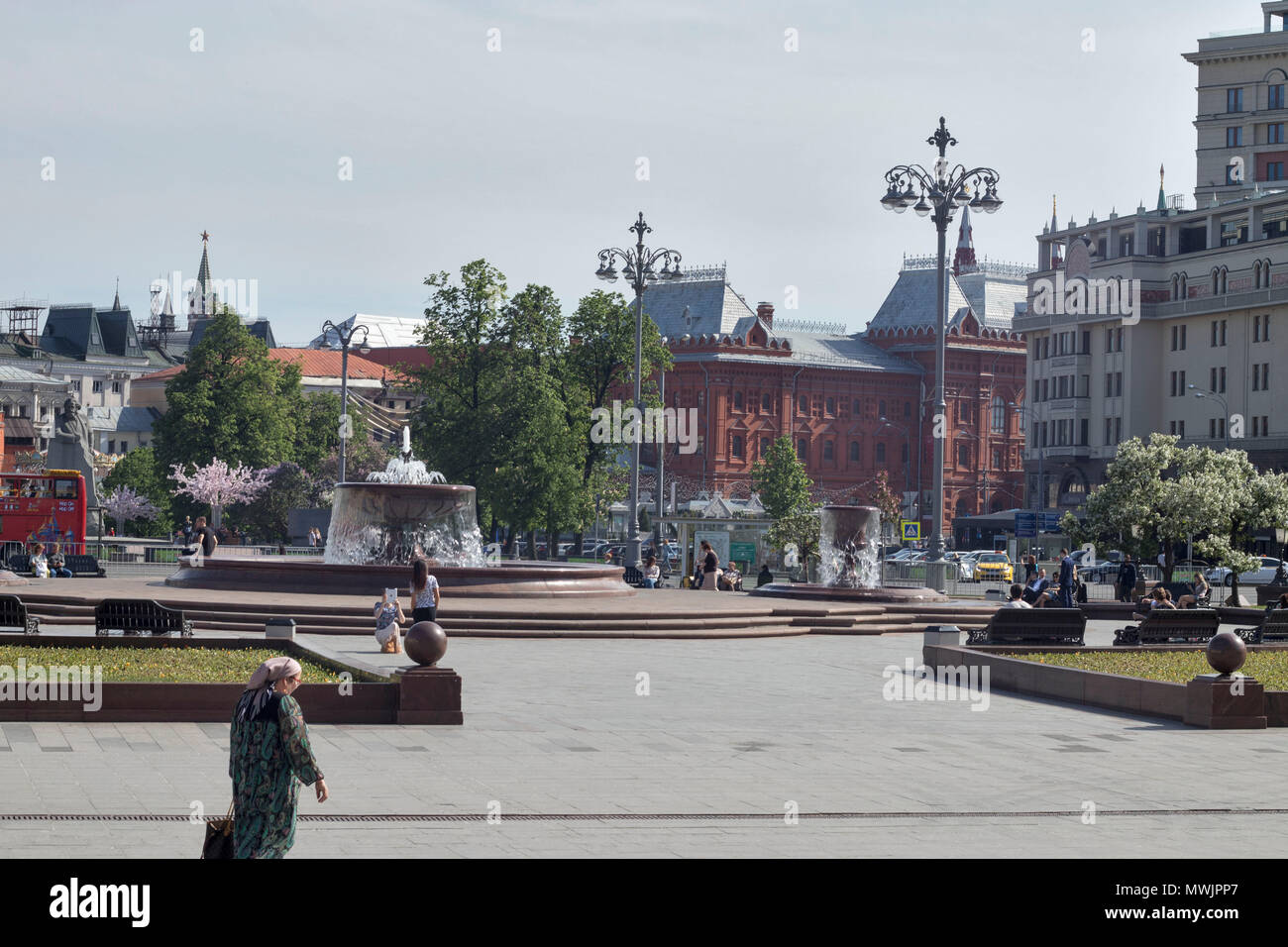 Moscú, Rusia, 08 de mayo de 2018, la plaza del teatro en el fondo del hotel 'Metropol' en el centro de Moscú. Foto de stock