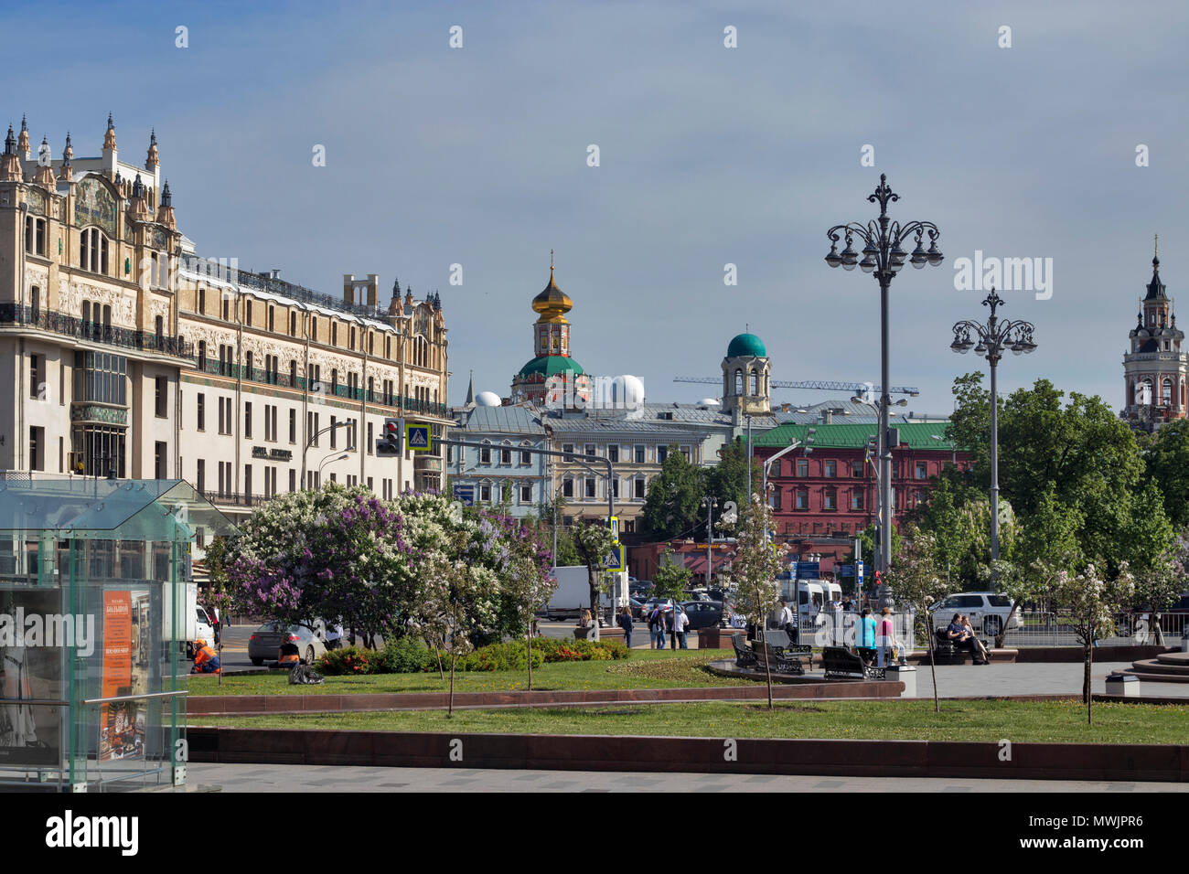 Moscú, Rusia, 08 de mayo de 2018, la plaza del teatro en el fondo del hotel 'Metropol' en el centro de Moscú. Foto de stock