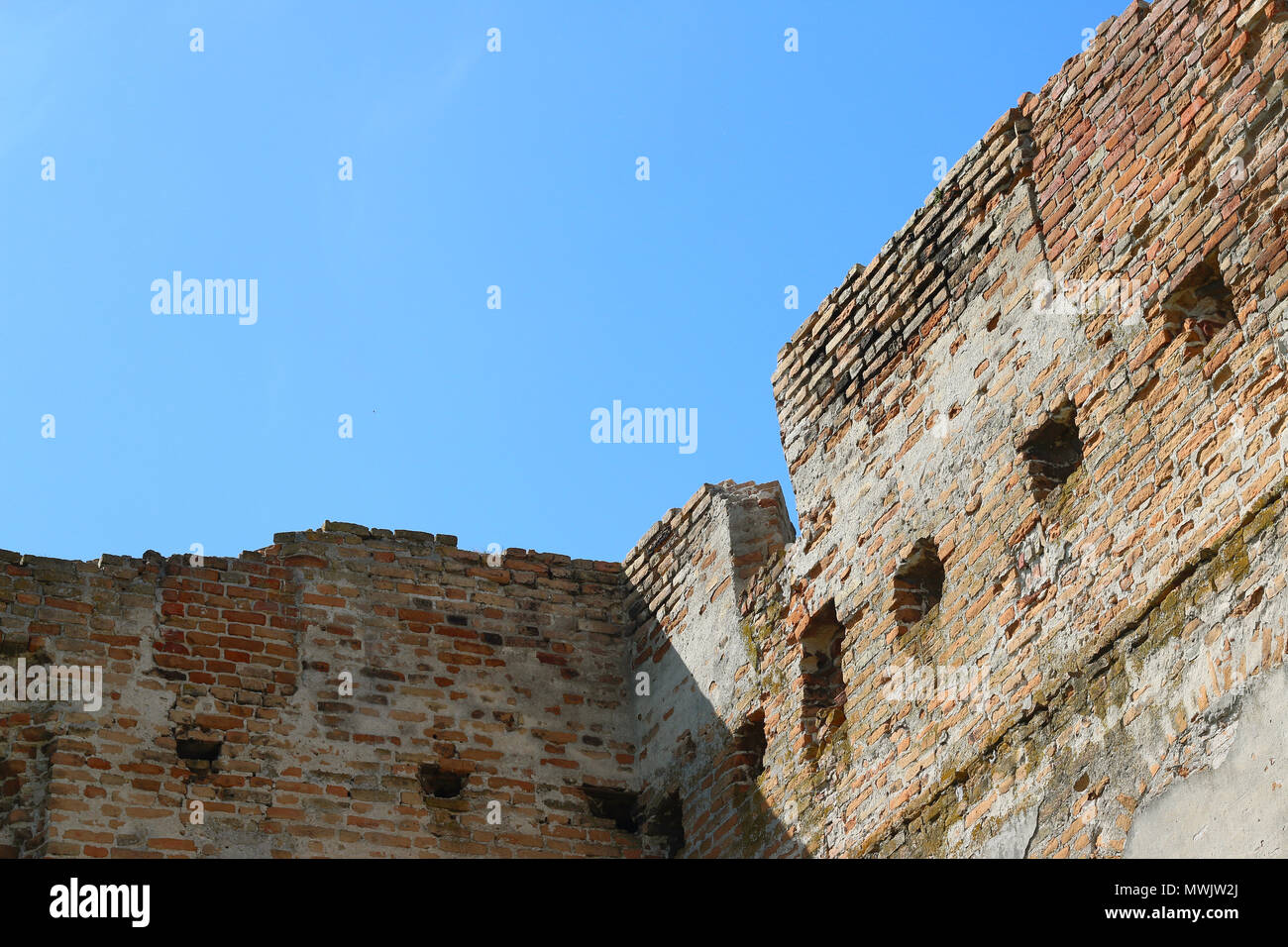 Antigua muralla del castillo y el cielo Foto de stock