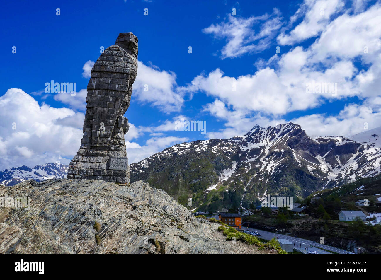 Estatua de águila de piedra de granito en la parte superior de el paso del Simplon entre Suiza e Italia Foto de stock