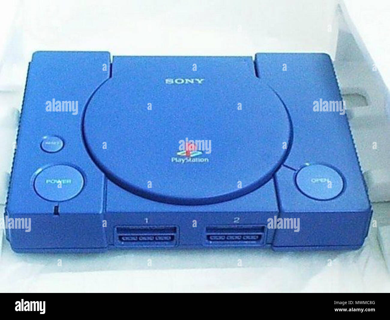 Inglés: Playstation consola desarrollador azul se utiliza para probar los  juegos. El 1 de enero de 2005. Platypus COMIX 489 Playstation consola  desarrollador azul Fotografía de stock - Alamy