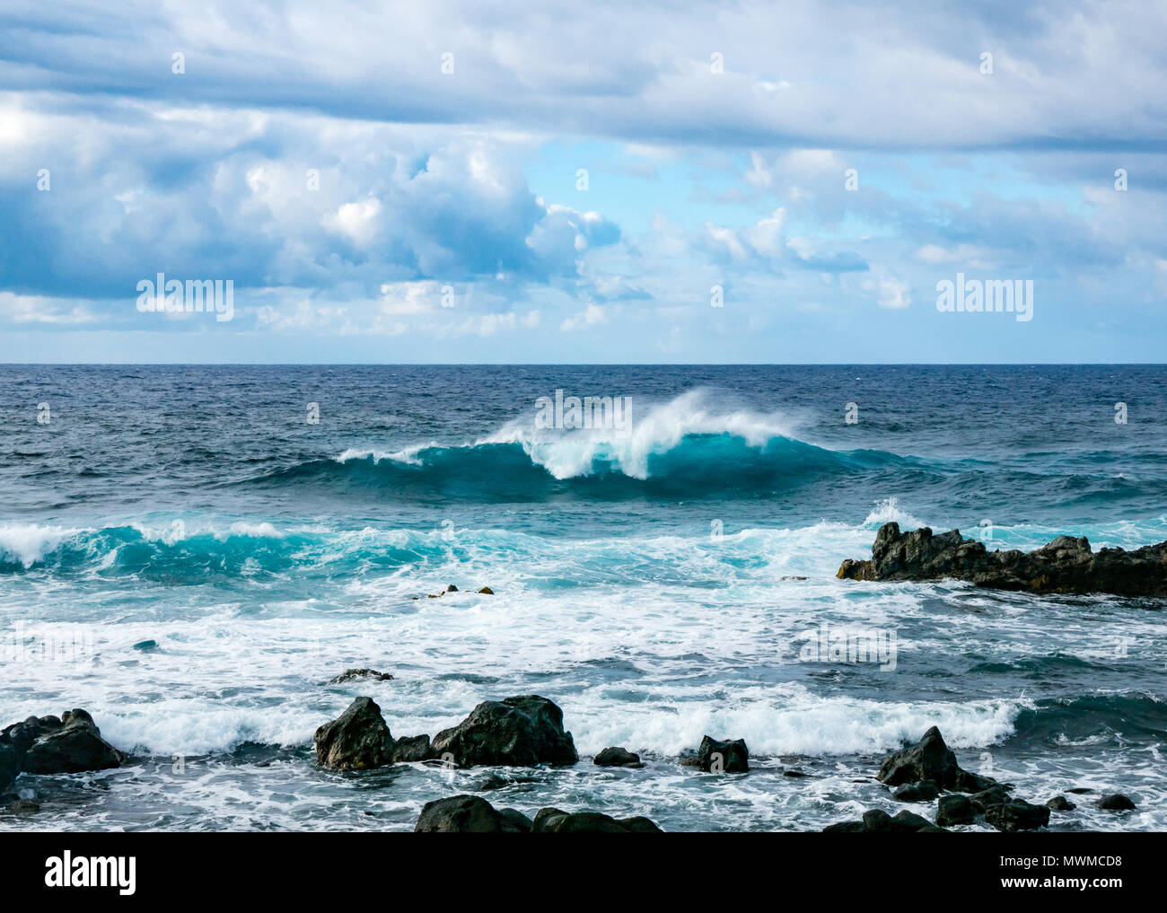 Océano Pacífico olas rompiendo en la orilla rocosa, la costa sur de la Isla de Pascua, Rapa Nui, Chile Foto de stock