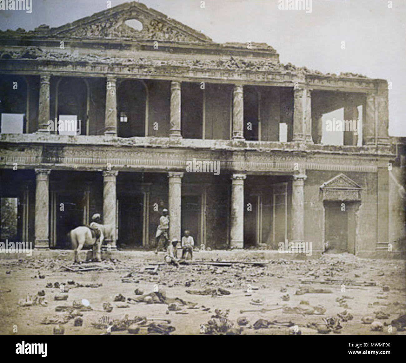 . Interior del Secundra Bagh después de la masacre de 2.000 rebeldes por el 93º Highlanders y el 4º Regimiento de Punjab. Primer Ataque de Sir Colin Campbell, en noviembre de 1857, Lucknow. Albúmina imprimir plata, por Felice Beato, 1858. Situado en las afueras de Lucknow, fue escenario de intensos combates en noviembre, 1857. Tras la acción, los británicos muertos fueron enterrados en una fosa oceánica, pero el océano de cadáveres fueron dejados a la podredumbre. Más tarde, la ciudad tuvo que ser evacuada y no fue recapturado hasta marzo de 1858 y fue poco después de que el Beato probablemente tomó esta fotografía. Como uno común contemporáneo Foto de stock