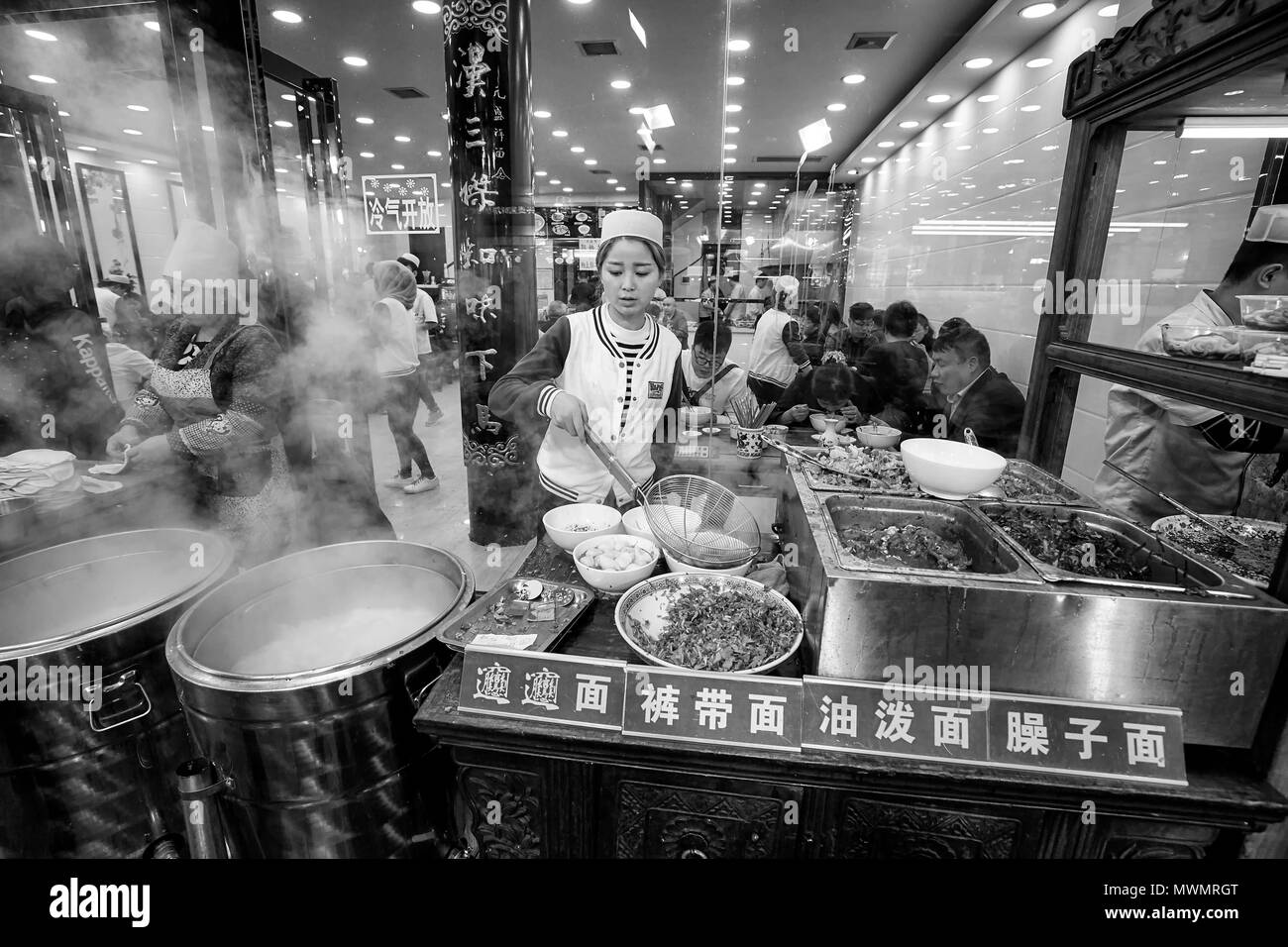 Xian, China - Octubre 5, 2017: la preparación de los alimentos de la calle en el Barrio Musulmán, conocido sitio turístico famoso por su cultura y comida. Foto de stock