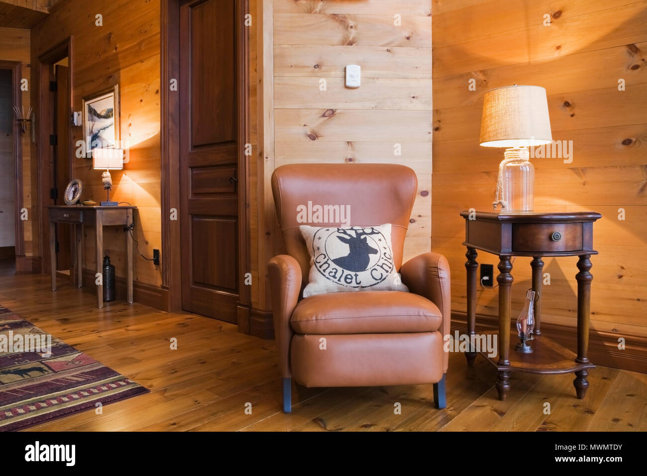 https www alamy es sillas de cuero marron y una mesa lateral de madera con lampara de vidrio transparente iluminadas en boudoir dentro de un estilo de cabanas de madera plana y perfil de registro home image187928327 html