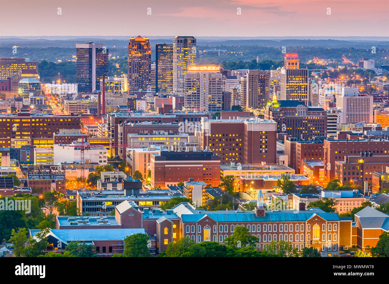 Birmingham, Alabama, EE.UU. ciudad desde arriba al anochecer. Foto de stock