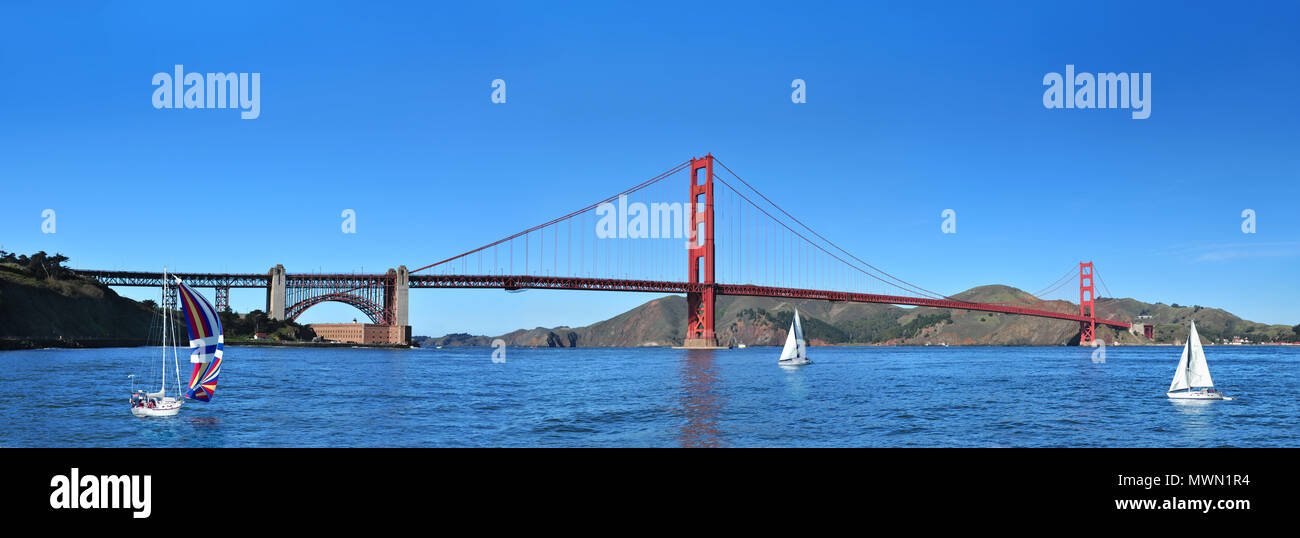 Los veleros y el Puente Golden Gate en San Francisco, California, EE.UU. Foto de stock