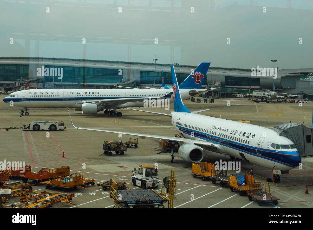 Wuhan, China - 14 de marzo de 2018: China Southern de aviones en el aeropuerto Wuhan Foto de stock