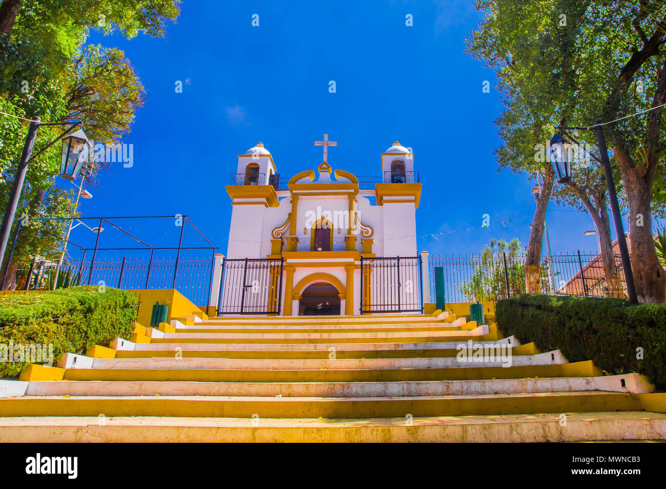 SAN CRISTÓBAL DE LAS CASAS, México, mayo 17, 2018: Ver hasta la Iglesia de  Guadalupe entre las filas de coloridas banderas de papel forro su escaleras  en San Cristóbal de las Casas,