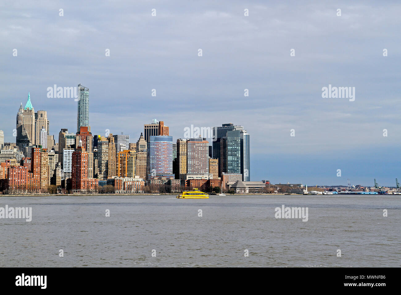 Un Taxi Acuático de Nueva York sobre el Río Hudson pasa rascacielos Bajo Manhattan, Nueva York, Nueva York, Estados Unidos Foto de stock