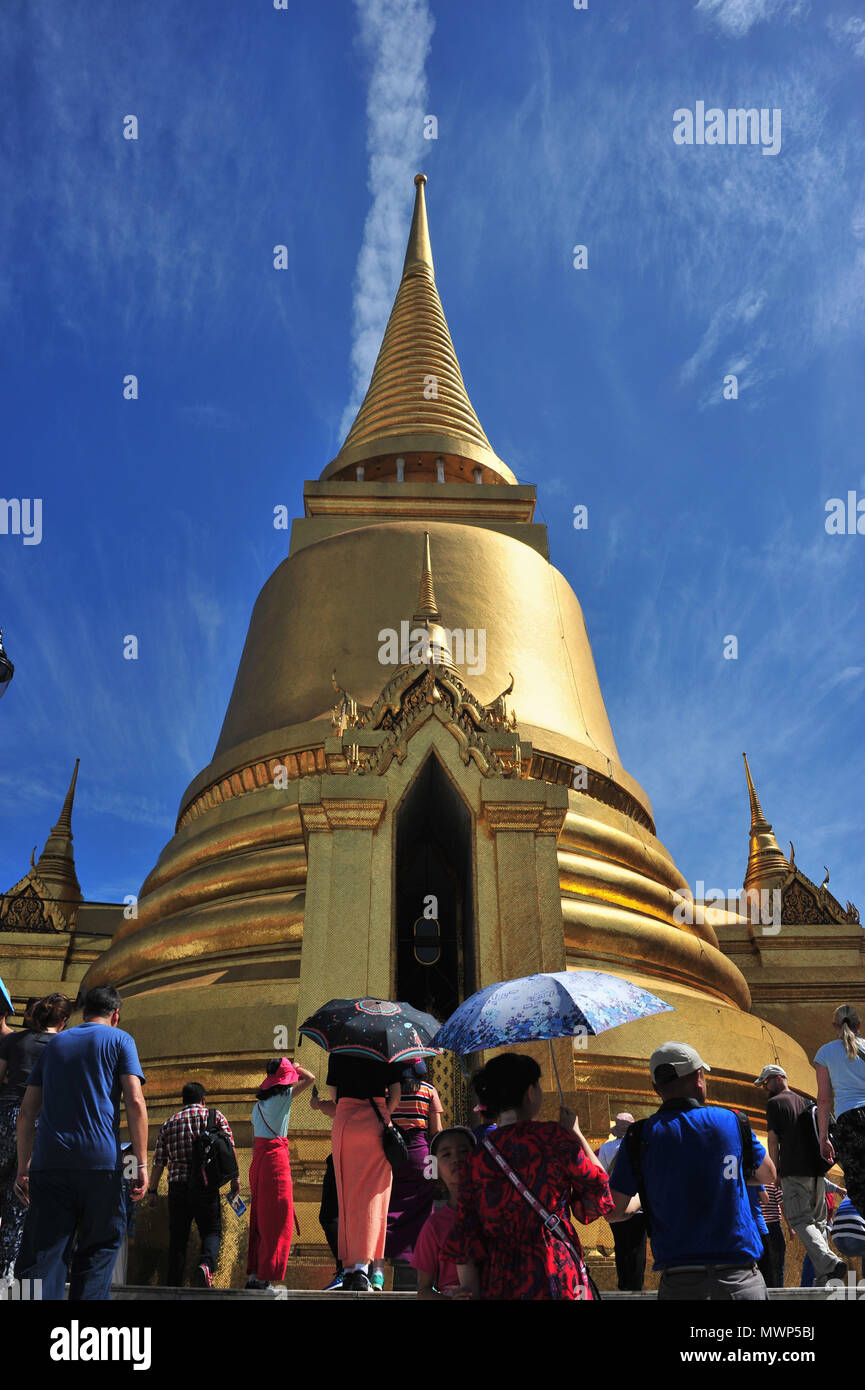 Templo del Buda de Esmeralda, Torre Dorada del Phra Si Ratana Chedi, una estupa en el estilo de Sri Lanka, Bangkok, Krung Thep, Tailandia Foto de stock