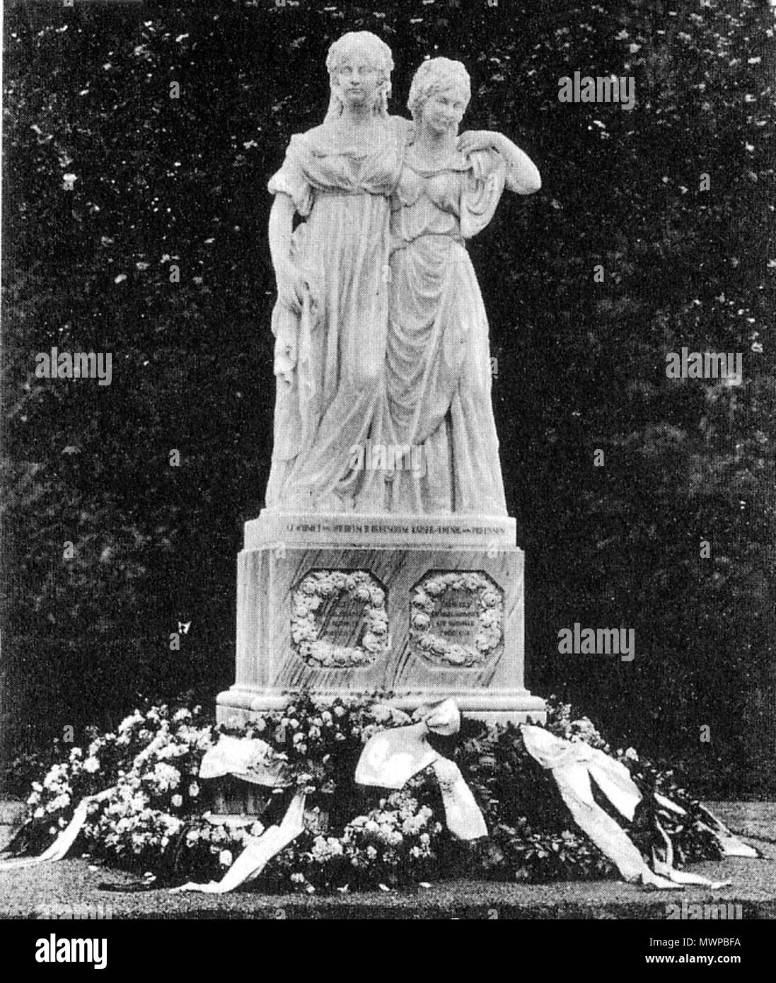 . Inglés: El 'Prinzessinnengruppe' (Luise von Mecklenburg-Strelitz y su hermana Friederike), creado originalmente por Johann Gottfried Schadow. La reproducción por Valentino Casal 1910. Situado en Hannover, el Eilenriede. Tarjeta postal de alrededor de 1910. Deutsch: Die Prinzessinnengruppe (Luise von Mecklenburg-Strelitz und ihre Schwester Friederike) von Johann Gottfried Schadow. Kopie von Valentino Casal. Aufgestellt en Hannover, el Eilenriede. Postkarte um 1910. 1910. Valentino Casal 503 Prinzessinnengruppe Kopie Casal Foto de stock
