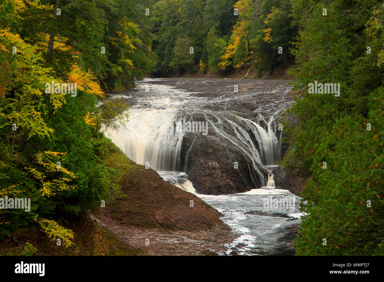 Potawatomi Falls, North Country National Scenic Trail, salvaje y escénico Río Negro, el bosque nacional de Ottawa, Michigan Foto de stock
