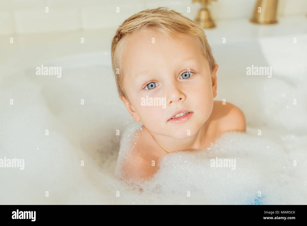 Niño Jugando En La Bañera Durante El Baño Fotos, retratos, imágenes y  fotografía de archivo libres de derecho. Image 4489144