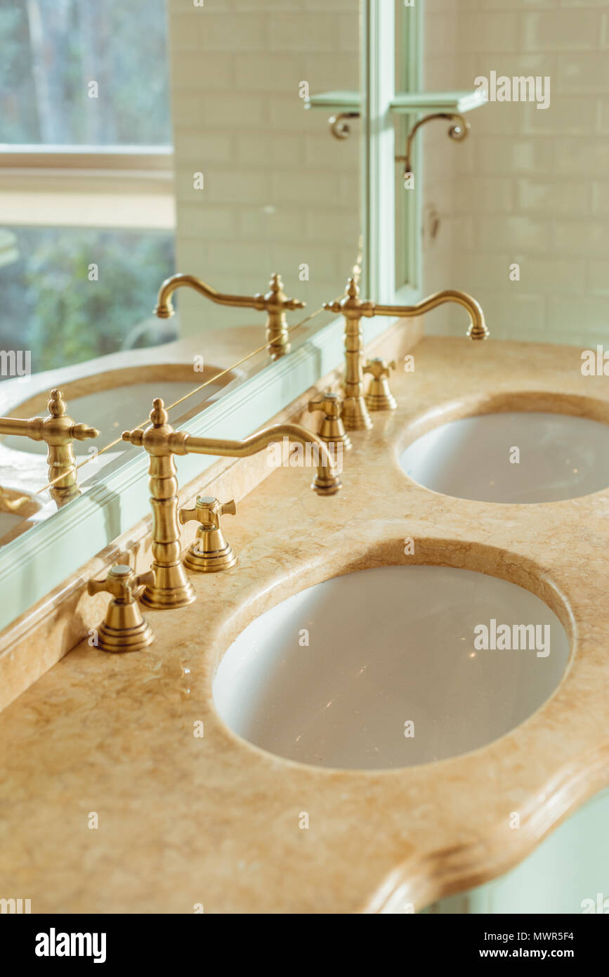 Vista cercana de dos lujosos lavabos y espejo interior en el baño  Fotografía de stock - Alamy