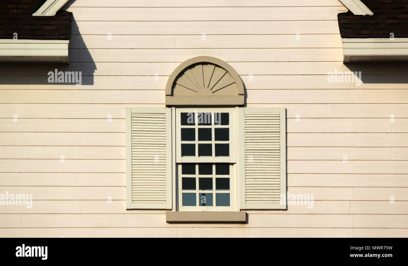 Foto de vintage ventana en pared de madera Foto de stock