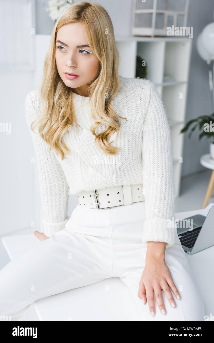 Moda Mujer atractiva posando en ropa blanca en la oficina moderna  Fotografía de stock - Alamy