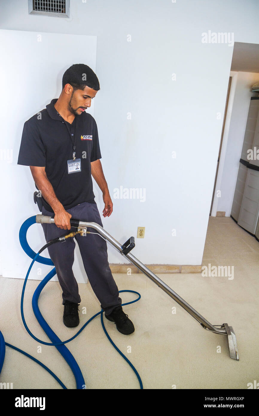 Miami Beach Florida, limpieza de alfombras, limpiador, latino latino  inmigrante étnico inmigrantes minoría, hombre hombres adultos adultos,  servicio, hogar, casa ho Fotografía de stock - Alamy