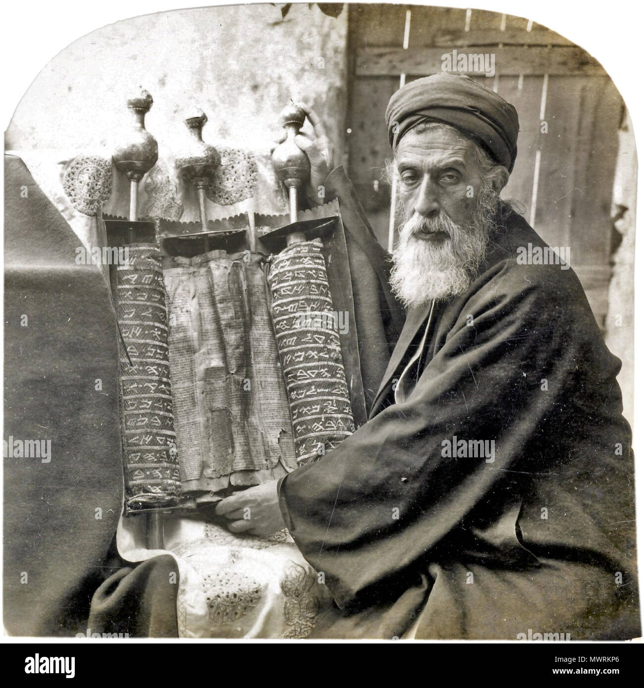 . Yaakov ben Aarón, el Sumo Sacerdote Samaritano (18961916) y antiguo Pentateuco, Naplusa, en . Yaakov ben Aarón, el Sumo Sacerdote Samaritano (18961916) y antiguo Pentateuco, Naplusa, en