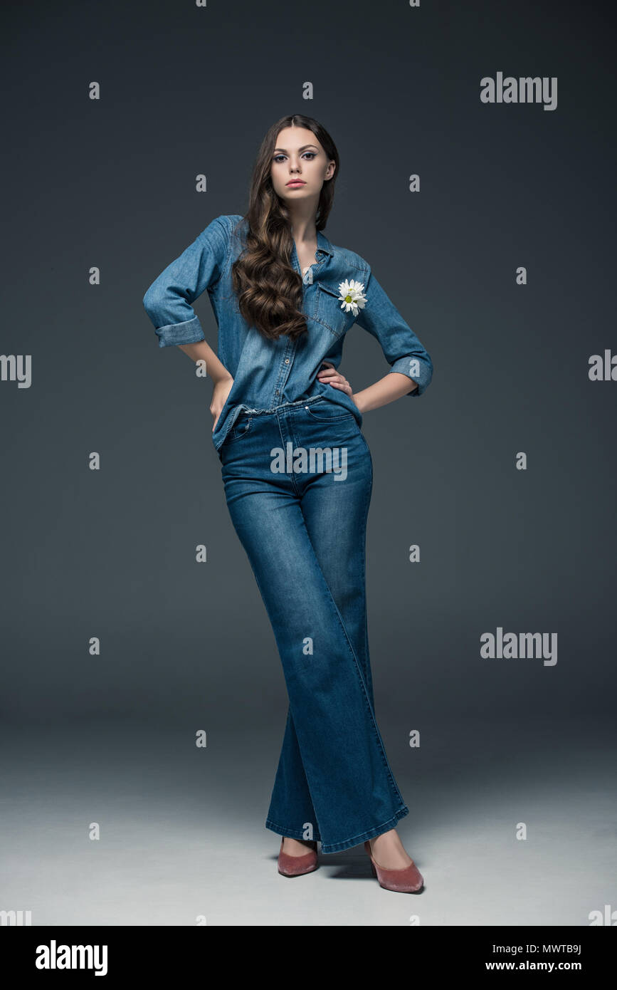 Flares jeans fotografías e imágenes de alta resolución - Alamy
