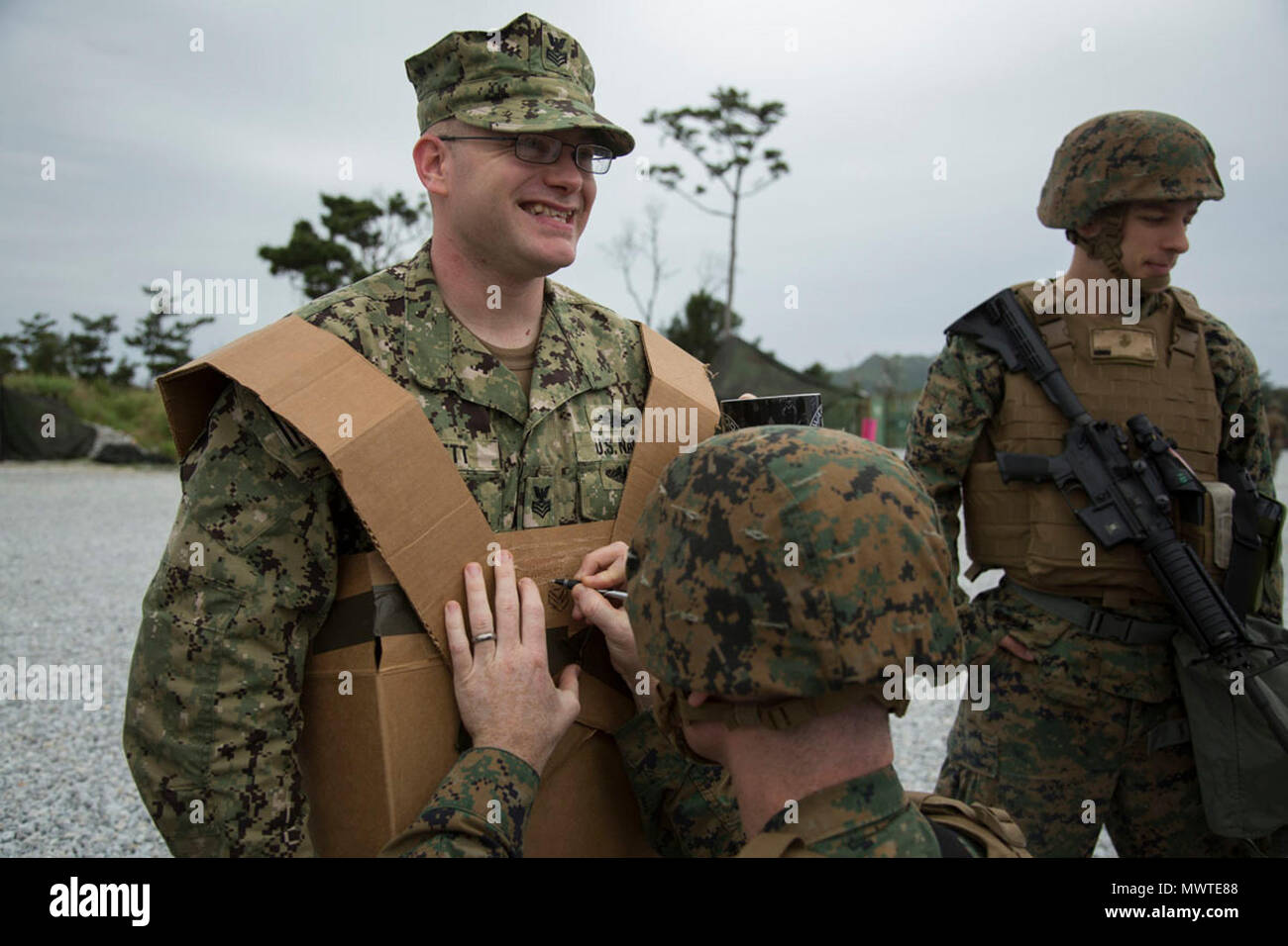Los Marines de Estados Unidos y marinero, con sede Marina III (Grupo III  MHG), hacer un chaleco de cartón durante el ejercicio de 2017, la Fuerza  Expedicionaria de la Marina(17) en rango