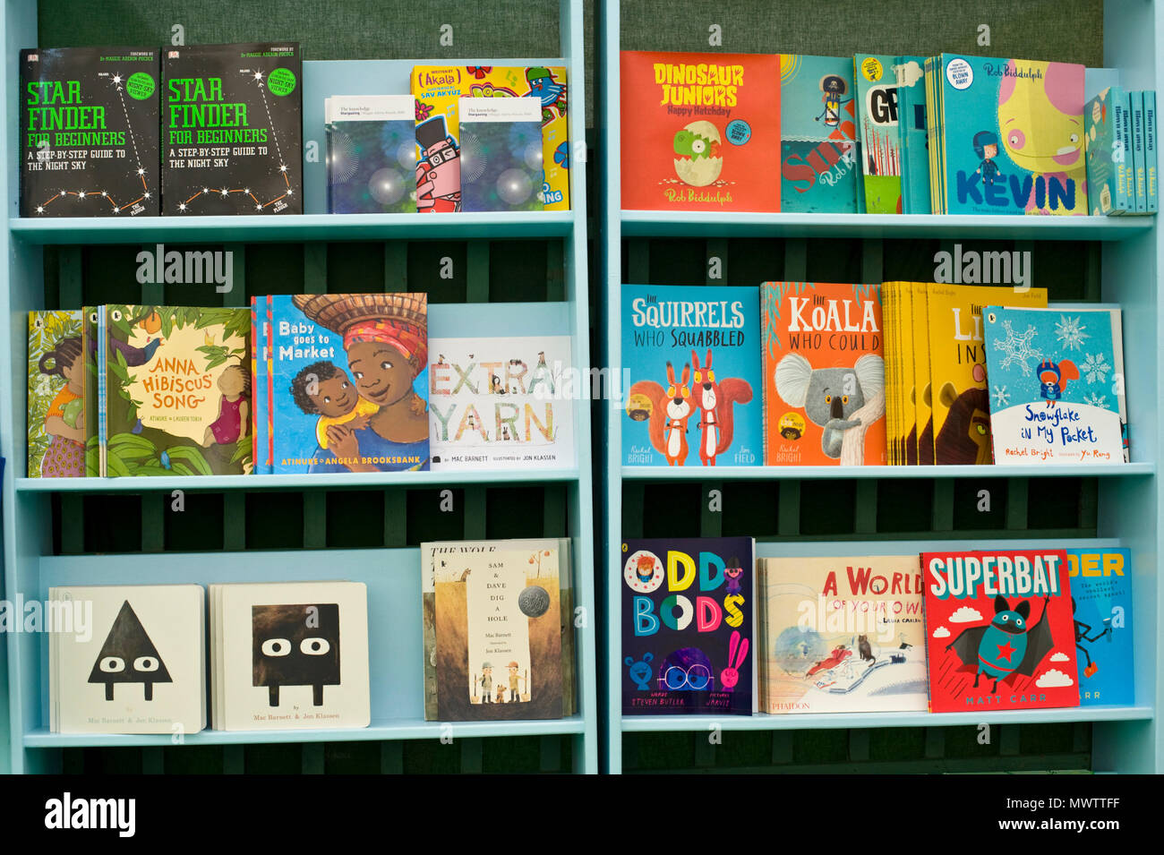 Selección de libros para niños en la librería en 2018 FESTIVAL DE HENO HENO-on-Wye Gales Powys UK Foto de stock
