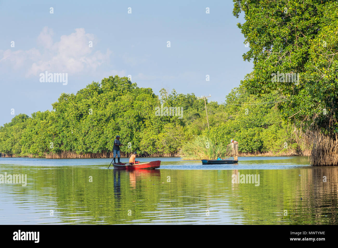 Los pescadores en sus botes en los manglares cerca de Monterrico, Guatemala, América Central Foto de stock