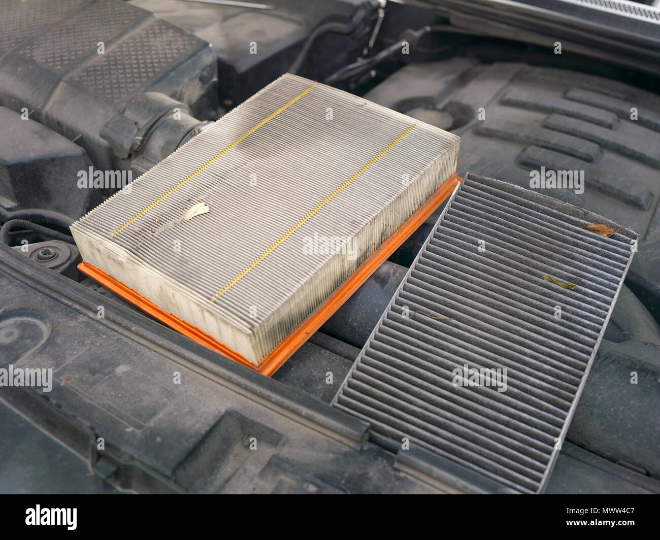 Filtro de aire sucio con sustitución limpie el filtro nuevo en el  compartimiento del motor de un coche Fotografía de stock - Alamy