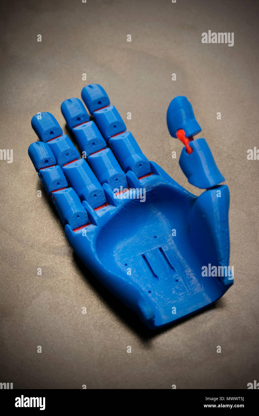 3D impreso mano protésica azul Foto de stock