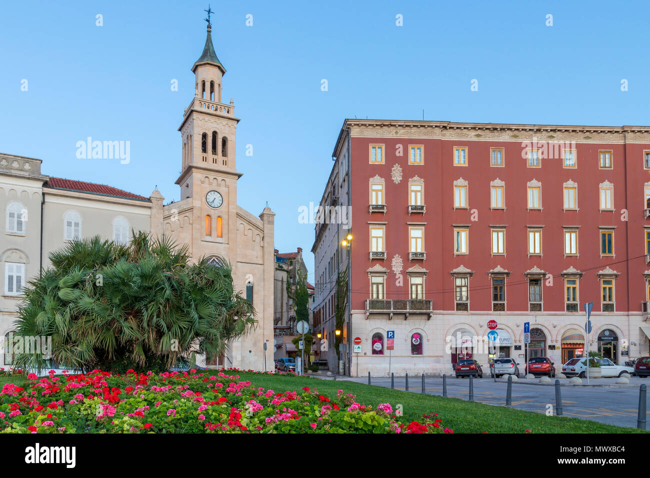 La iglesia y el monasterio de San Frane (St. Francisco) al amanecer, Split, Croacia, Europa Foto de stock