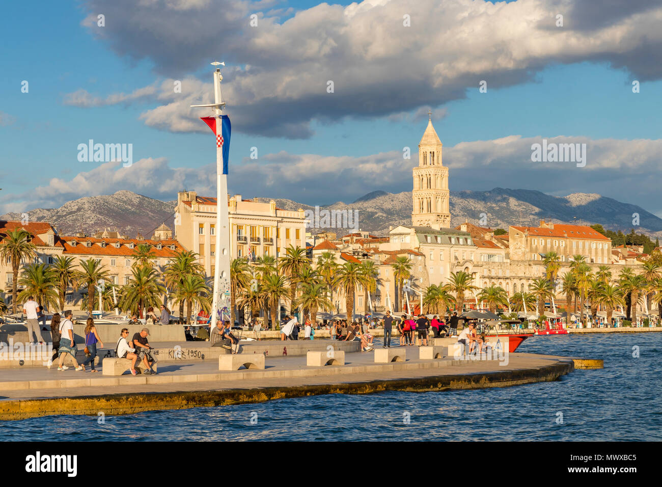 Vista desde el paseo marítimo (Riva) del casco antiguo de la ciudad de Split, Croacia, Europa Foto de stock