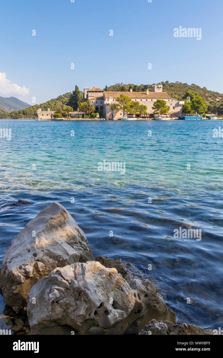 Monasterio de Santa María en el Veliko Jezero (Lago Grande) en la isla de Mljet, Croacia, Europa Foto de stock