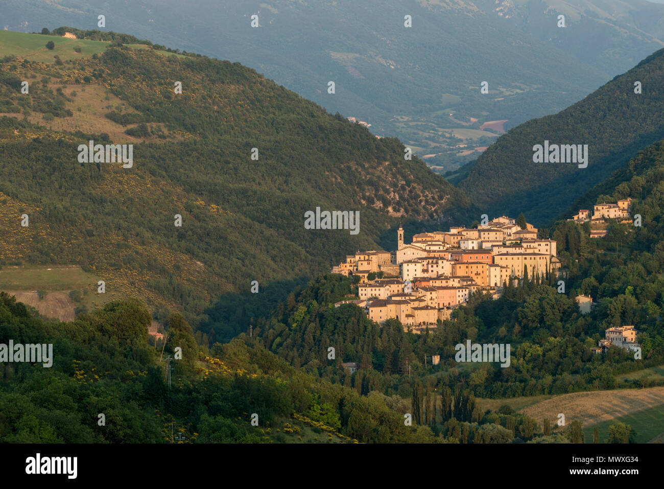 Vista de la aldea de Preci al atardecer, Valnerina, Umbría, Italia, Europa Foto de stock
