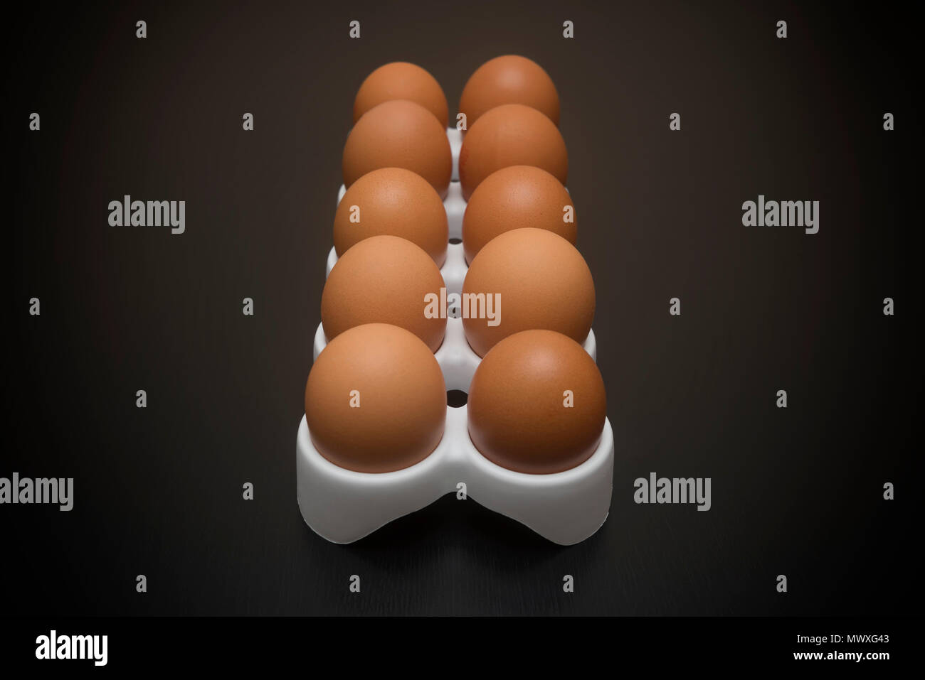 Grupo de huevos de pollo marrón Foto de stock