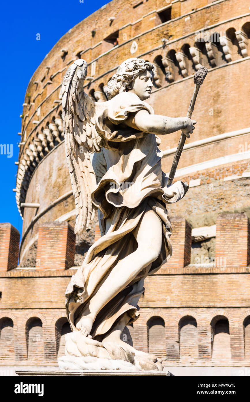 Estatua de un ángel desde el Ponte Sant'Angelo con el castillo del Santo  Ángel (Castel Sant'Angelo), Roma, Lazio, Italia, Europa Fotografía de stock  - Alamy