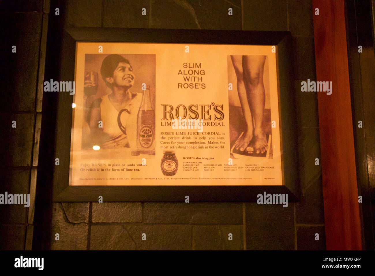 Un viejo anuncio indio de Rose's Lime Juice Cordial en los baños de Dishoom sirviendo como decoración Foto de stock