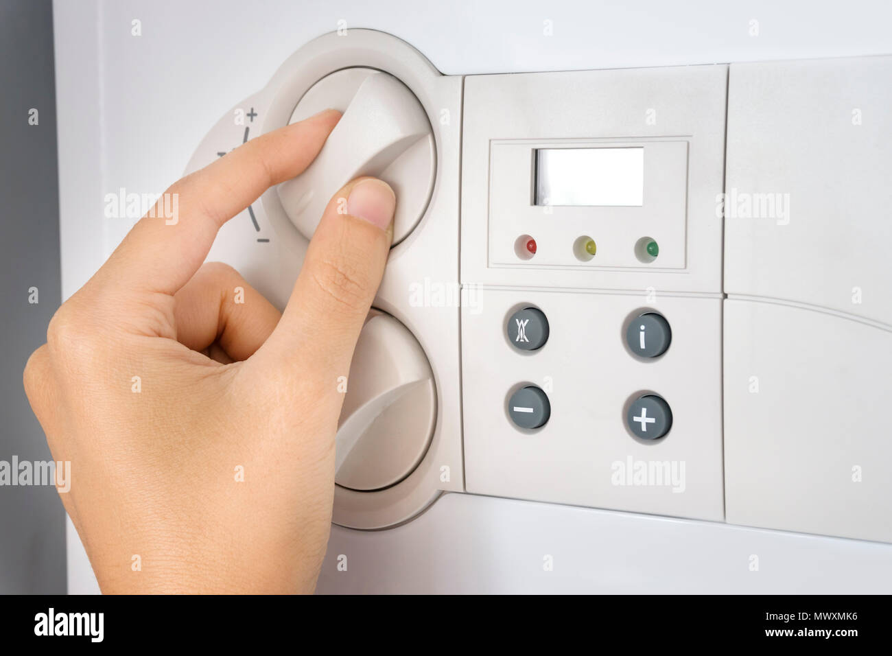 Cerrar PDV tiro de un dedo presionando un botón para activar un hogar,  sistema de calefacción central en un viejo programador / temporizador  Fotografía de stock - Alamy