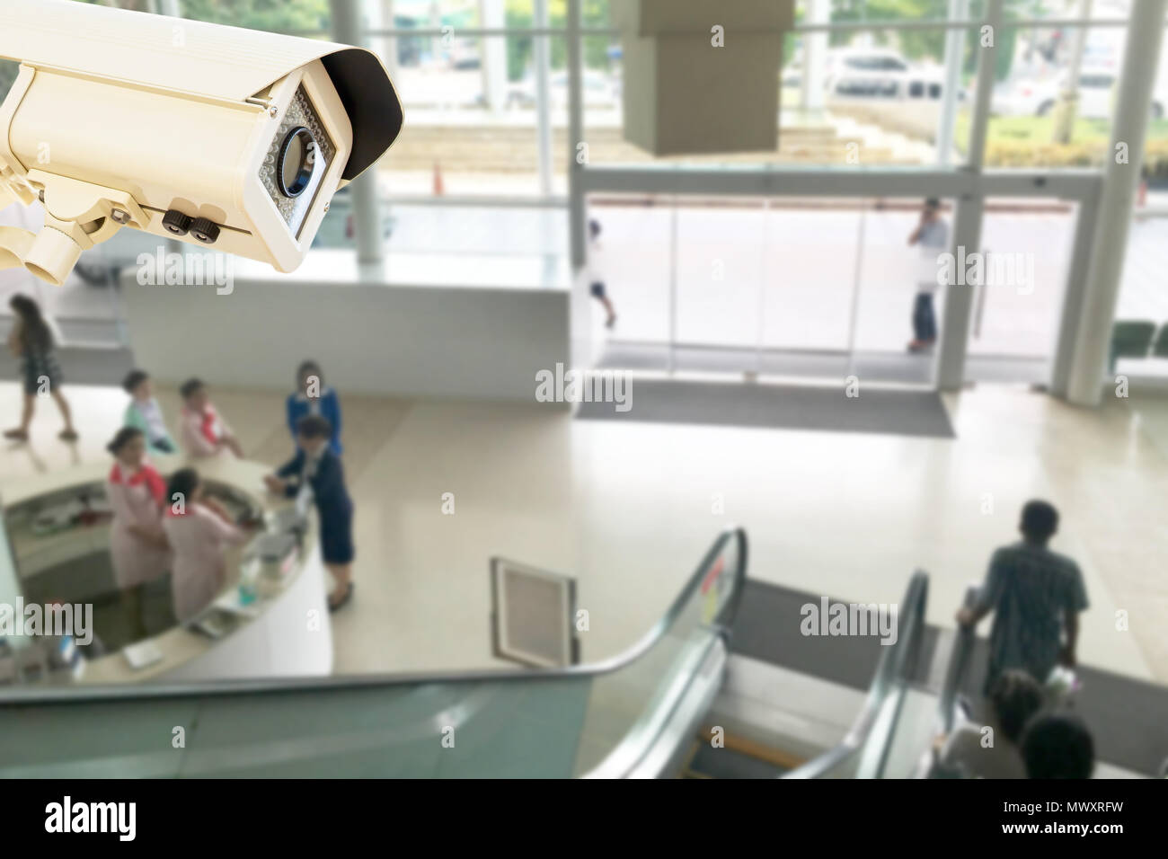 La cámara de CCTV en operativo de relaciones públicas del centro hospital fondo desenfocado. Foto de stock