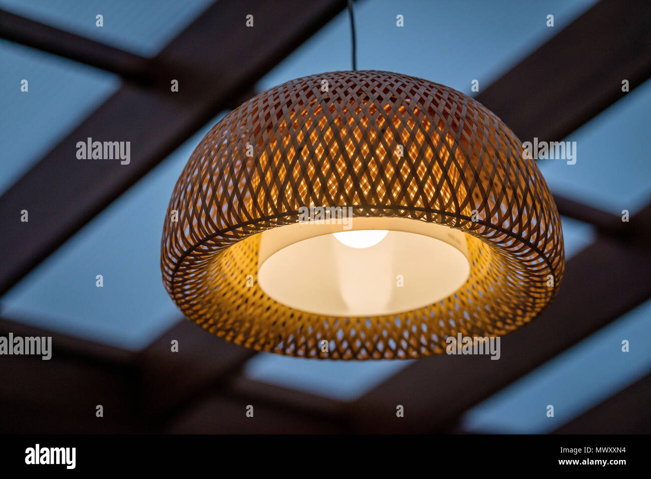 Interior de la terraza al aire libre con una lámpara de techo de madera de  mimbre Fotografía de stock - Alamy