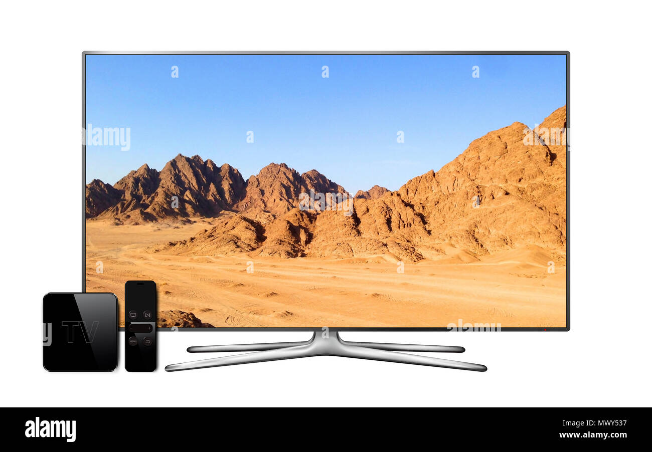 Smart TV y cuadro multimedia con control remoto y paisaje de montaña papel tapiz en la pantalla. TV aislado sobre fondo blanco. Foto de stock