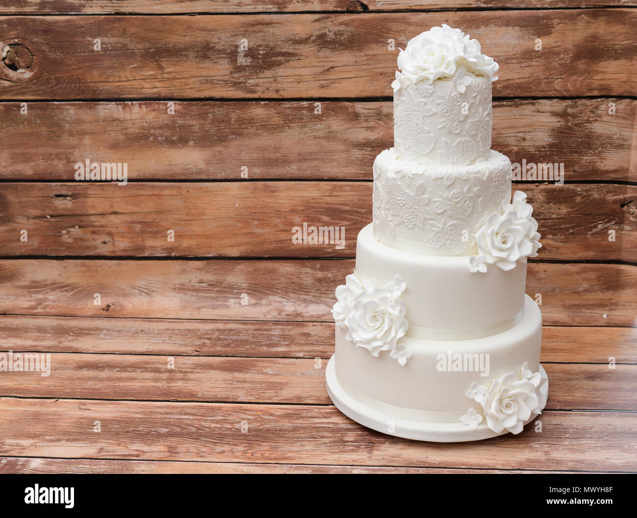 Pastel de boda blanco de cuatro pisos Fotografía de stock - Alamy
