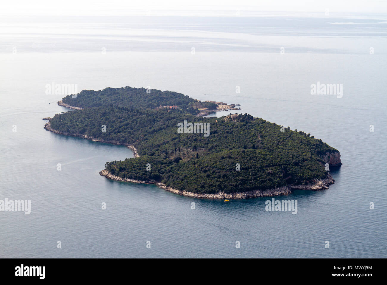 Visto desde arriba la Isla Lokrum en Dubrovnik, Croacia. Foto de stock