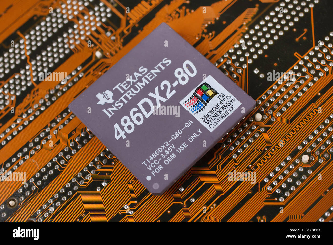 Kiev, Ucrania - 28 ene, 2018. Texas Instruments 486DX2 procesador en la  placa base Fotografía de stock - Alamy