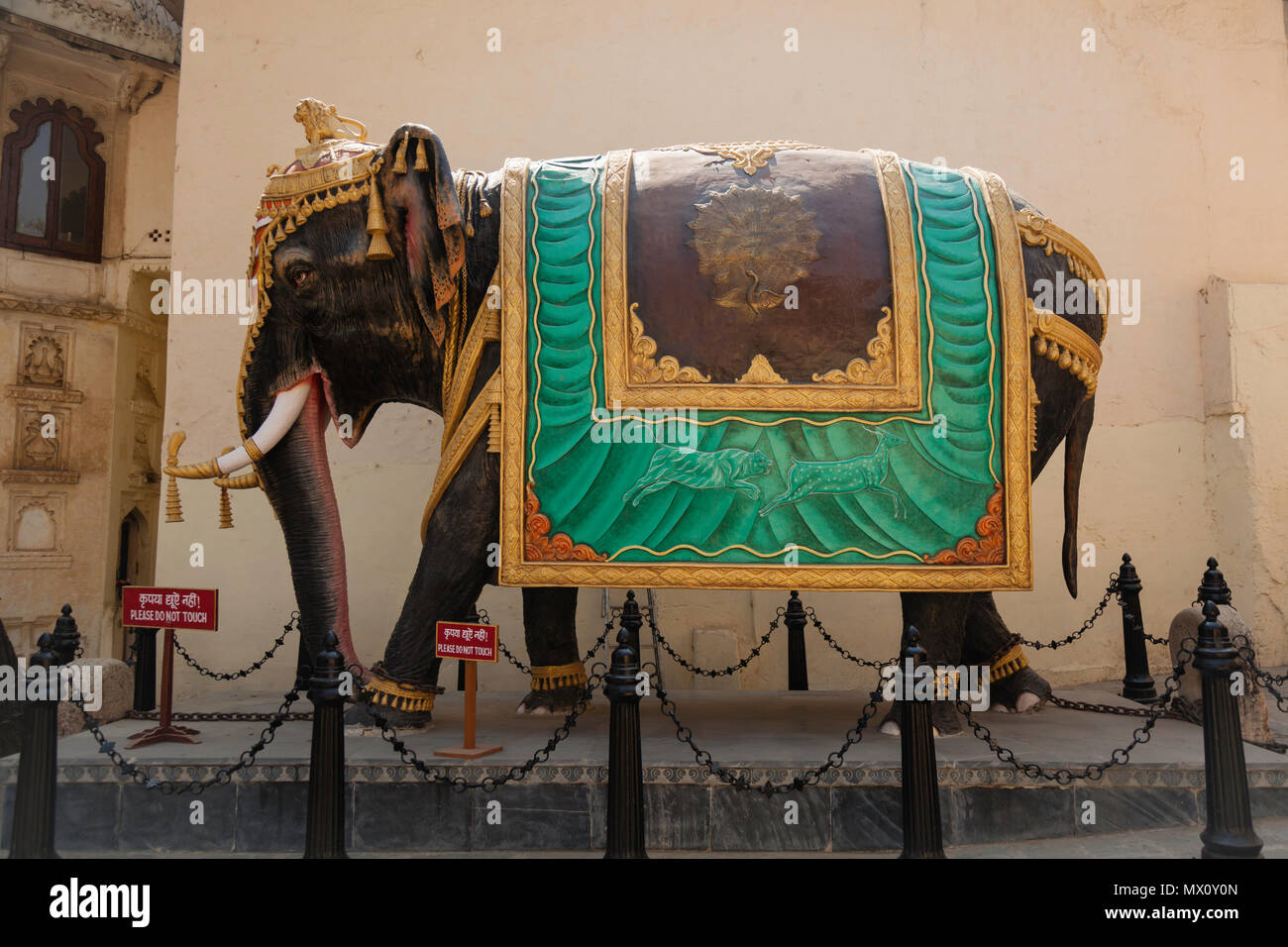 El impresionante tamaño de la vida la estatua de un elefante indio a las puertas del Palacio de la ciudad, Udaipur Foto de stock