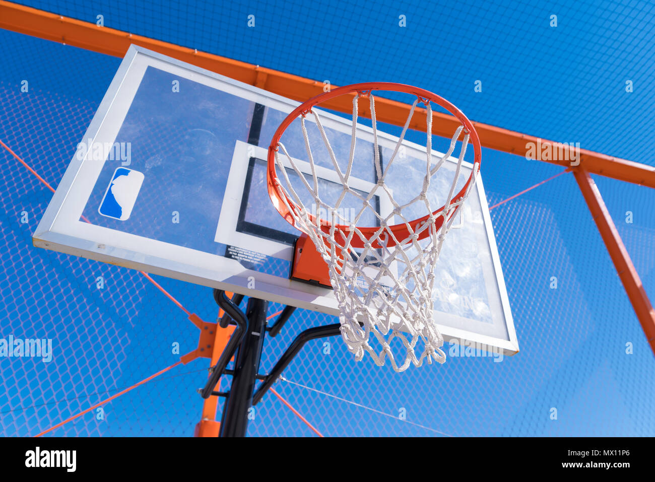 Cancha de baloncesto en el techo fotografías e imágenes de alta