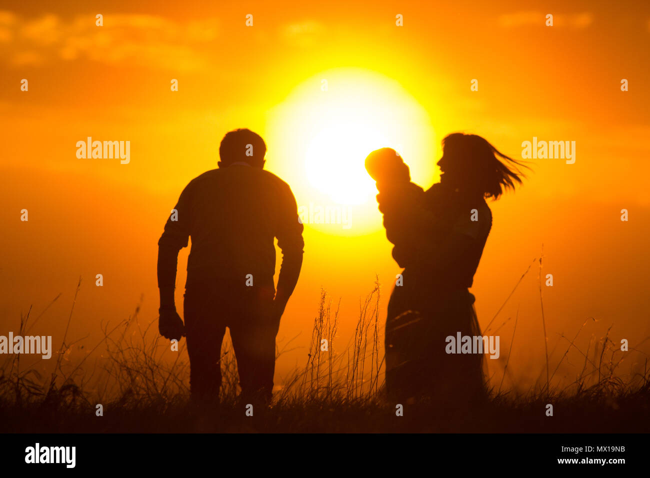 Papa Y Mama Elevar Al Bebe En El Aire La Familia Tiene La Diversion Silueta Fotografia De Stock Alamy Papa Y Mama Elevar Al Bebe En El Aire La Familia Tiene La Diversion Silueta Fotografia De Stock Alamy